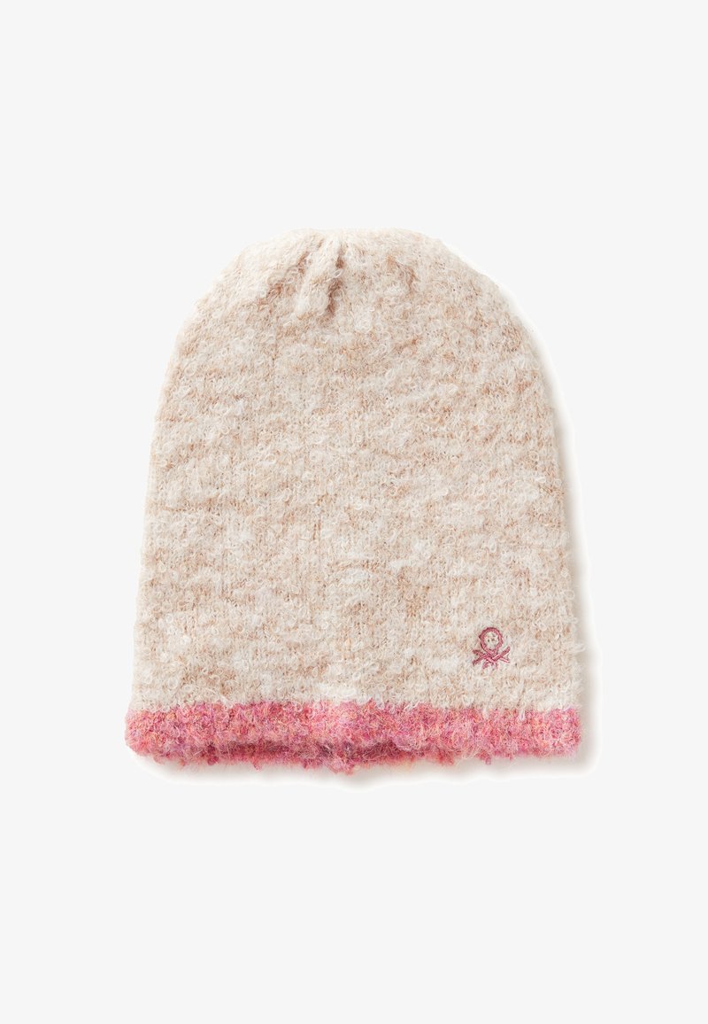 Cappello beanie a maglia di colore beige con una trama strutturata. Presenta un orlo inferiore di un delicato rosa e un piccolo logo ricamato.