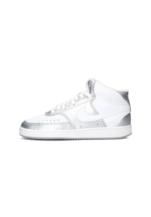 Witte hoge sneakers met zilveren accenten, vervaardigd uit leer en synthetische materialen, met een geperforeerde neus en een textured zool.