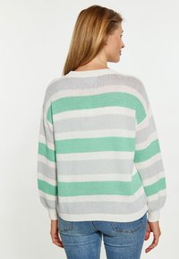 Maglione a righe in grigio chiaro, verde menta e bianco; presenta una vestibilità rilassata, scollatura rotonda e polsini a costine. Tessuto leggero e con texture.