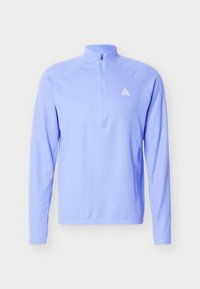 Ανοιχτό μπλε μακρυμάνικο πουλόβερ με φερμουάρ τέταρτου μήκους και μικρό λευκό τρίγωνο λογότυπο στο αριστερό στήθος.