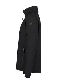 Schwarze Softshelljacke mit hohem Kragen, Reißverschlusstaschen und einem Logo-Aufnäher auf der linken Schulter. Hat eine glatte, matte Textur.