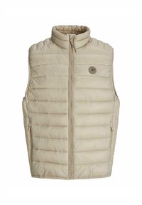 Beige Steppweste mit hohem Kragen, vorderem Reißverschluss und seitlichen Taschen. Horizontales Steppmuster und ein runder Aufnäher auf der oberen linken Brust.
