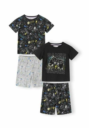 To sæt korte pyjamas til børn med gamer-controller-tryk; det ene sæt med sort top med flerfarvet tekst, det andet sæt sorte og hvide shorts med splattermønster.