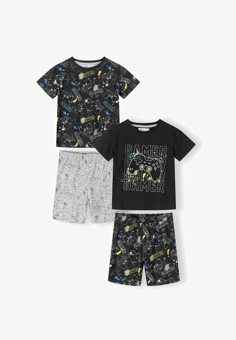 Deux ensembles de pyjamas courts pour enfants avec imprimés de manettes de jeu ; un ensemble avec un haut noir et un texte multicolore, l'autre avec un short à motif éclaboussures noir et blanc.
