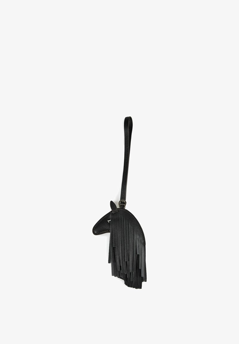Llavero de cuero negro con forma de cabeza de caballo, detalle de flecos y una correa para sujetarlo.