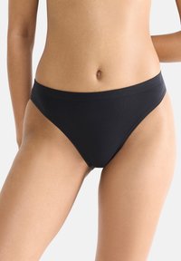 Slip neri in bikini realizzati in tessuto liscio, con un taglio modesto e una vita senza cuciture per il massimo comfort.