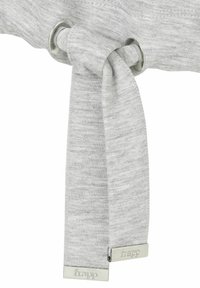 Grijze stoffen band met een knoop, door een zilveren oogje geregen. Heeft metalen uiteinden gegraveerd met "frapp." Gladde textuur, minimalistisch ontwerp.