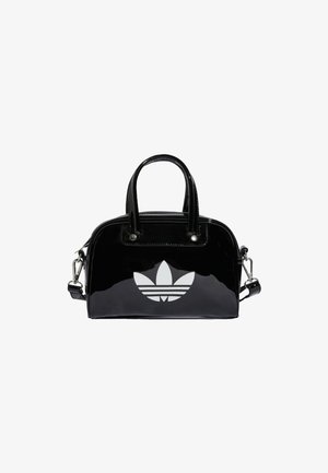 Bolsa de mão em couro envernizado preto com forma arredondada, duas alças superiores, detalhes em prateado e um logótipo branco em destaque na parte da frente.