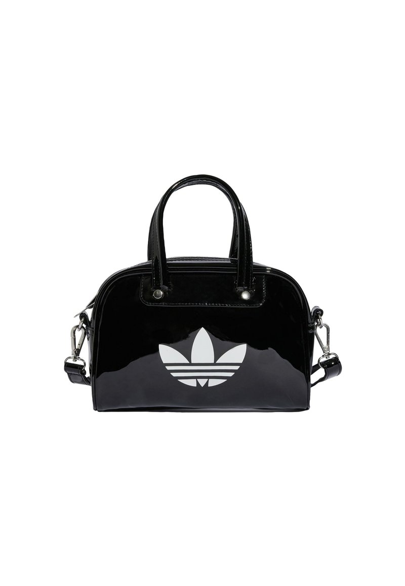 Sac à main en cuir verni noir de forme arrondie, avec des poignées supérieures doubles, des accents argentés et un logo blanc proéminent à l'avant.