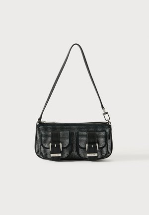 Borsa strutturata nera con design perforato, caratterizzata da due tasche frontali con fibbie, accessori in metallo argentato e una tracolla rimovibile.