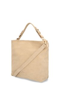 Beige suède handtas met een rechthoekige vorm, voorzien van een korte handgreep en een lange verstelbare schouderband. Voorzien van gouden hardware accenten.