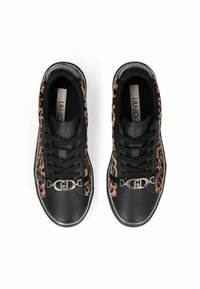 Baskets noires et imprimé léopard avec un bout en cuir lisse, un design à lacets, et un détail de chaîne décorative en argent sur le devant.