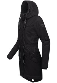 Juodas parkas, pagamintas iš glotnaus, tvirto audinio. Jame yra pamušalu gobtavas, raišteliai, priekinės kišenės, užsegamos sagos ir vidutinio ilgio dizainas.