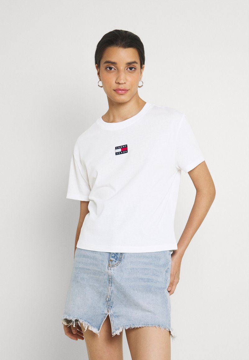 Tommy Jeans TOMMY CENTER BADGE TEE - Basic T-shirt - white