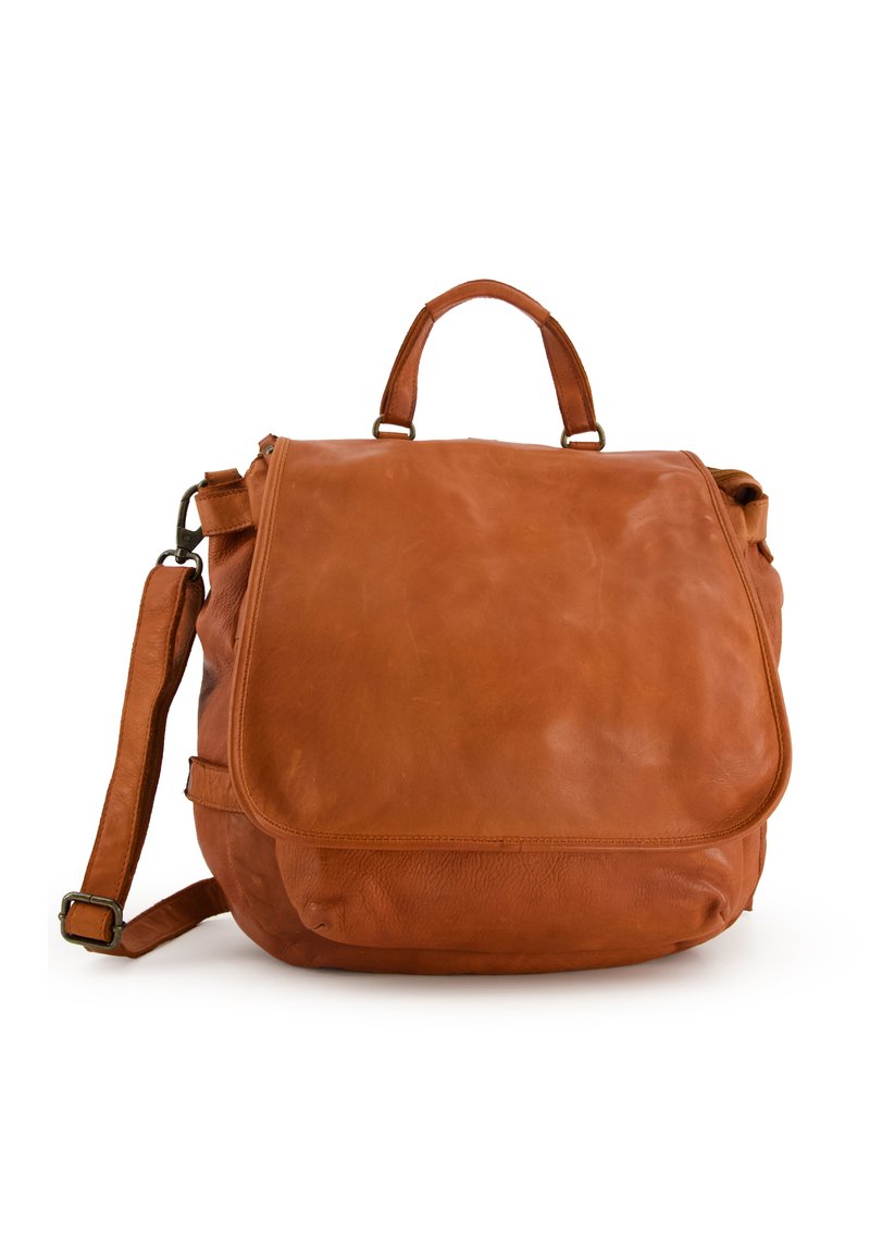 Sac à dos en cuir marron avec un rabat pliable, une poignée supérieure et une bandoulière réglable. Texture douce et détails de couture minimaux.
