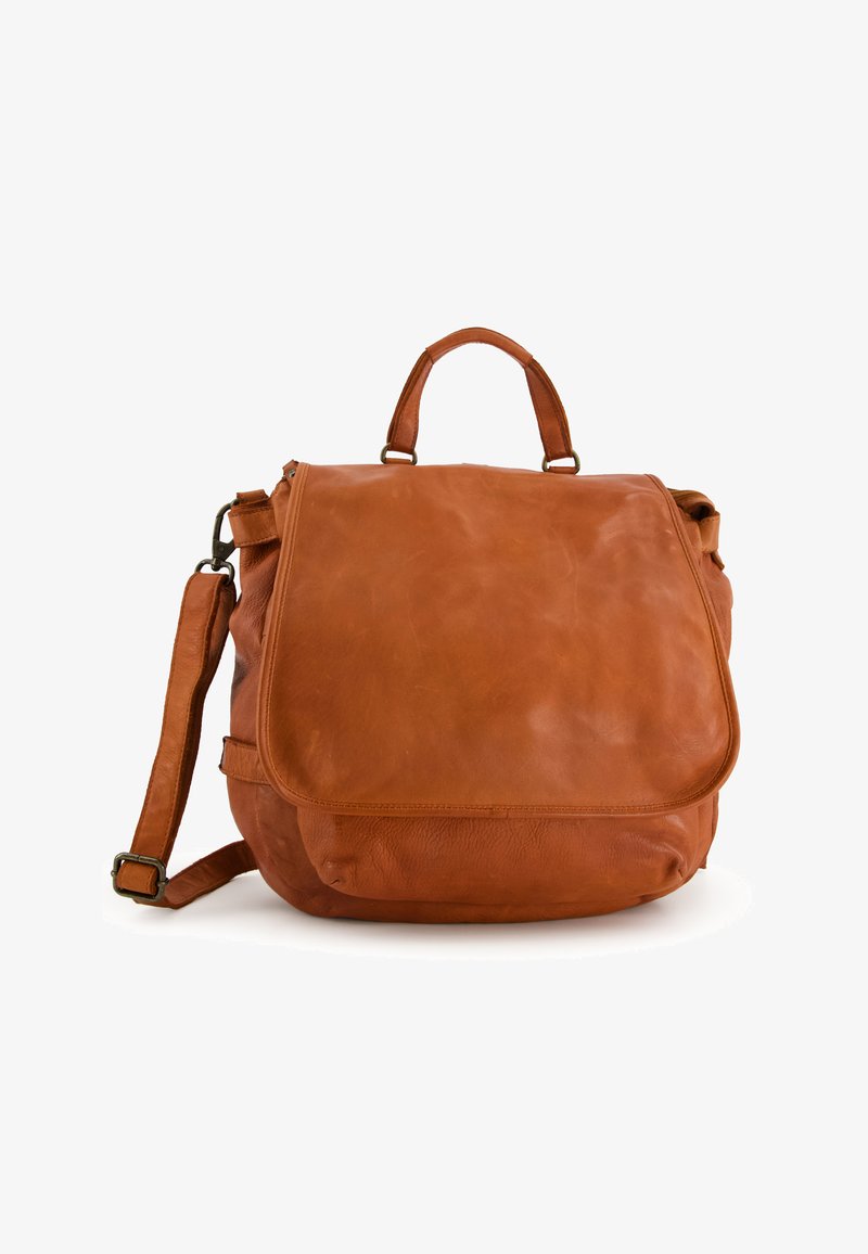Brauner Leder-Rucksack mit umklappbarem Deckel, Tragegriff oben und verstellbarem Schultergurt. Weiche Textur und minimale Nähdetails.
