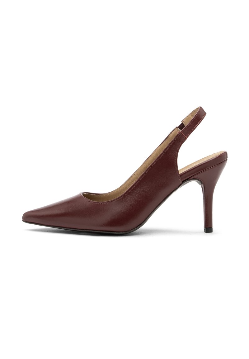 Slingback korkokenkiä maroon-nahasta, joissa on terävä kärki, keskikorkea stilettokorko ja sileä pinta. Minimalistinen muotoilu leikkauksella.