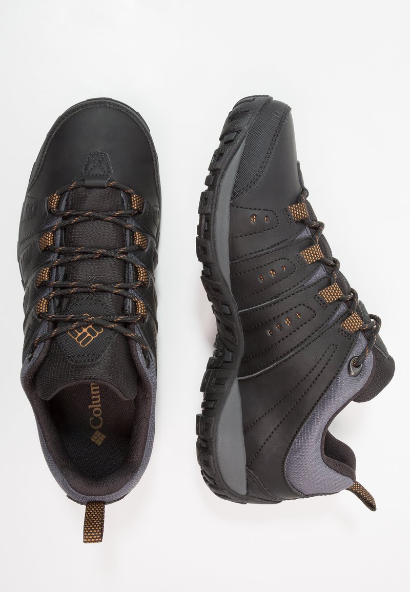 Czarne buty trekkingowe z teksturowanej skóry i siateczkowej górnej części, pomarańczowe akcenty oraz wytrzymała gumowa podeszwa zapewniająca przyczepność. Lekka i przewiewna konstrukcja.