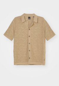 Camicia beige a maniche corte con colletto, caratterizzata da un motivo testurizzato e cinque bottoni marroni lungo la parte anteriore.
