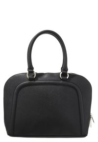 Czarna torba na ramię wykonana z teksturowanego materiału syntetycznego, o zaokrąglonym kształcie, z dwoma uchwytami oraz zamkiem błyskawicznym z metalowymi zdobieniami.