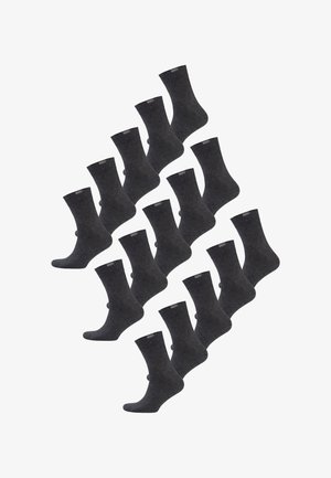 Fjorten par sorte mellemlange sokker arrangeret i et diamantmønster på en hvid baggrund.