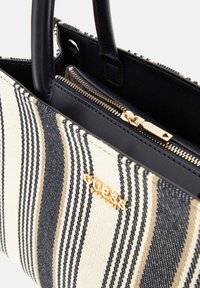 Borsa a strisce con tessuto beige e blu navy, hardware dorato, chiusura con cerniera superiore e manici in pelle nera. Logo del brand visibile.