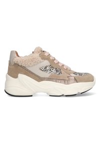 Sneakers wykonane z beżowego zamszu i teksturowanej tkaniny, z puszystym kołnierzem, błyszczącymi akcentami i jasnoróżowymi sznurówkami na grubym białym podłożu.