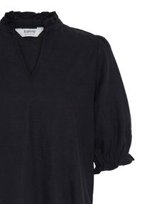 Blouse noire avec col montant à volants, manches courtes bouffantes et fente avant en V.