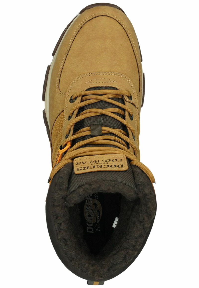 Bota de senderismo de ante marrón con acentos en marrón, forro interior texturizado, cordones redondos y etiqueta de logo en la lengüeta. Cuenta con una suela de goma duradera.