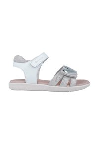 Sandalias blancas con un acento plateado, que presentan una correa de velcro, parte superior texturizada y detalles troquelados en los lados para mayor transpirabilidad.