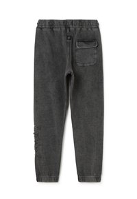 Grijze denim joggings met een elastische tailleband, een taps toelopende pasvorm en een verweerd patch op het linkerbeen. Bevat een achterzak nabij de tailleband.