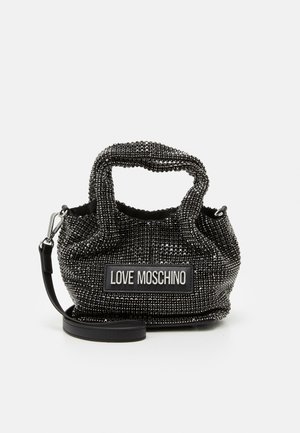 Schwarze Moschino-Handtasche, bedeckt mit kleinen silbernen Nieten, mit oben angebrachten Griffen und einem abnehmbaren Schulterriemen.