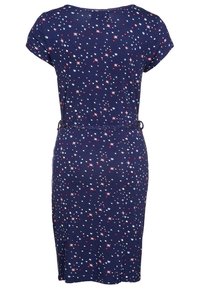 Granatowa sukienka z miękkiego materiału, z wzorem gwiazd w kolorach czerwonym, białym i niebieskim, z krótkimi rękawami i dopasowanym fasonem w talii.