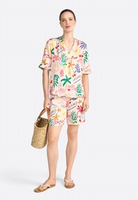 Kortærmet skjorte med krave og shorts sæt, prydet med en pink baggrund og tropiske prints i grøn, gul og rød. Vævet taske og sandaler inkluderet.