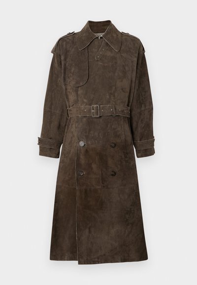 Καφέ σουέτ παλτό με ζώνη στη μέση, διπλό κούμπωμα μπροστά, μεγάλο γιακά και επισημάνσεις στους ώμους. Διαθέτει διακριτές ραφές.