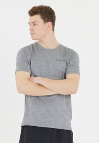 Graues Sport-T-Shirt mit kurzen Ärmeln und Rundhalsausschnitt. Verfügt über eine dezente melierte Textur und ein Logo auf der linken Seite der Brust.