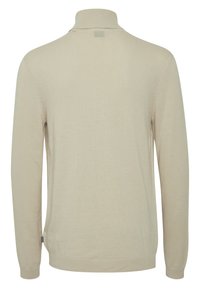 Beige gestrickter Pullover mit hohem Kragen, langen Ärmeln und gerippten Bündchen. Glatte Textur mit minimalen Nähten.