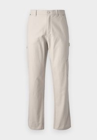 Beige cargobroek van stevig katoen met rechte pijpen, voorknopsluiting en zijzakken voor gebruiksgemak. Gladde textuur met subtiele stiksels.