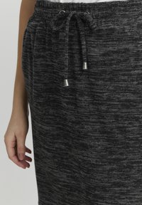 Oxmo OXBIRGA - Ozko oprijeto krilo - dark grey melange