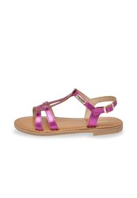 Sandal in metallo rosa con più cinturini e fibbia alla caviglia. Dotata di una suola beige e di un design liscio e piatto. Senza motivi o accenti notevoli.