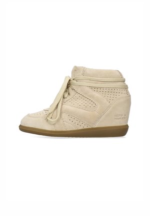 Beiger Veloursleder-Keil-Sneaker mit perforierten Details, Schnürsenkeln um den Knöchel gebunden und brauner Gummisohle, Marke Melvin & Hamilton.