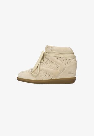 Sneaker zeppa in suede beige con dettagli traforati, lacci legati intorno alla caviglia e suola in gomma marrone, marchiata Melvin & Hamilton.