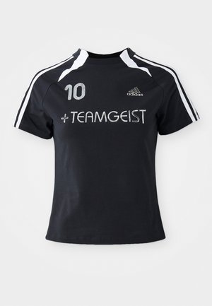 Zwart T-shirt met korte mouwen en witte strepen, met het nummer "10" en "+ TEAMGEIST" geborduurd op de voorkant. Gemaakt van een zachte, ademende stof.