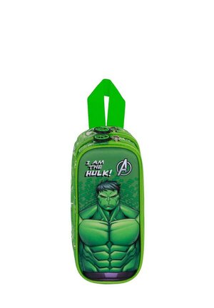 Estuche de lápices verde con un gráfico de Hulk y el texto "¡SOY EL HULK!" Textura suave, cierre de cremallera y un lazo verde para colgar.