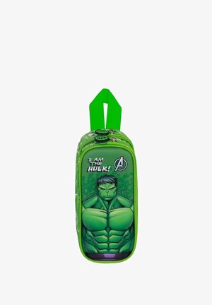 Estuche de lápices verde con un gráfico de Hulk y el texto "¡SOY EL HULK!" Textura suave, cierre de cremallera y un lazo verde para colgar.