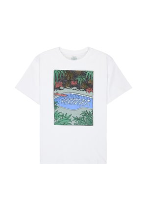 T-shirt blanc avec un graphisme d'une piscine bleue entourée de plantes et d'arbres tropicaux, avec un plongeoir rouge sur le côté gauche.
