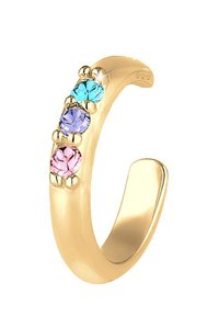 Anillo chapado en oro con tres cristales de colores (rosa, azul, púrpura) dispuestos en un diseño curvado, con superficie suave y acabado pulido.