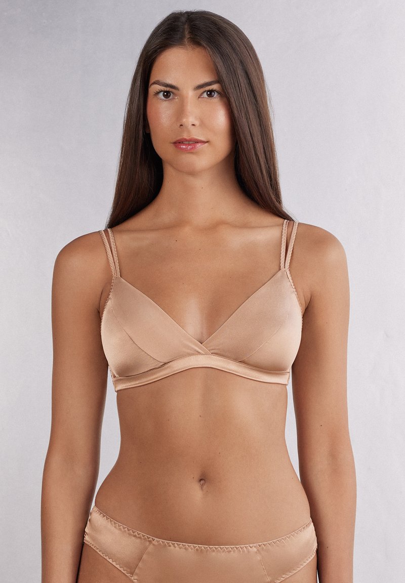 Hladký saténový bralette bez výztuže s tenkými nastavitelnými ramínky, s designem do kříže a bezšvovými okraji. Vydává se v páru se stejnými saténovými spodními díly.