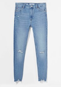 Vaqueros skinny de denim azul claro con detalles desgastados en las rodillas, dobladillos deshilachados y diseño clásico de cinco bolsillos. Botón y remaches en tono cobre.
