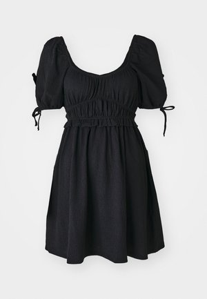 Vestido preto com mangas curtas em balão, corpete justo com elástico franzido e saia rodada. Feito de tecido texturizado.